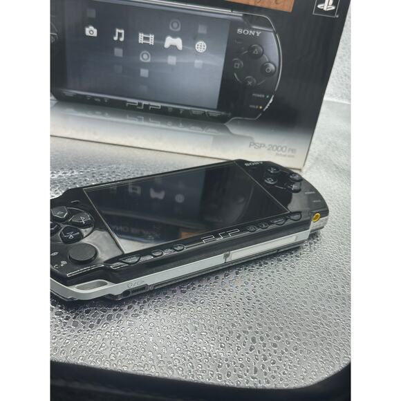 Black psp 2000 w/charger & box - Picture 7 of 8